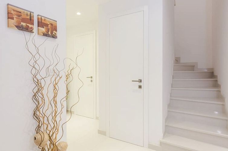 Vakantiehuis Luxuriöse Villa White Rose mit Pool in der Nä