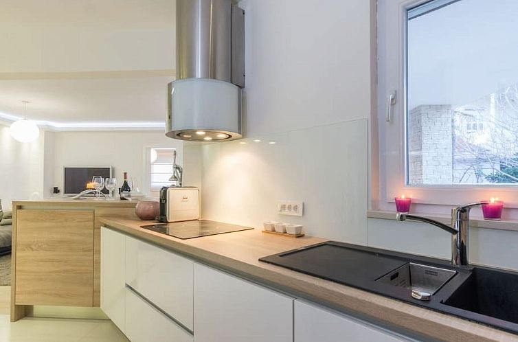 Vakantiehuis Luxuriöse Villa White Rose mit Pool in der Nä