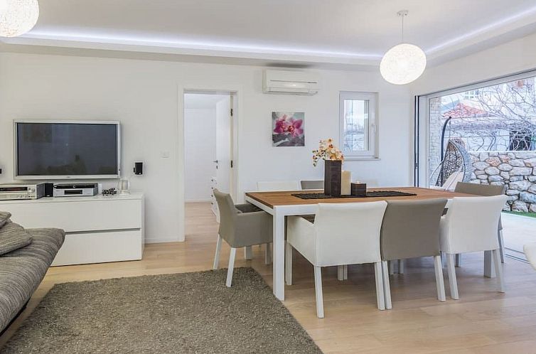 Vakantiehuis Luxuriöse Villa White Rose mit Pool in der Nä