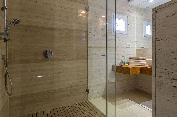 Vakantiehuis Luxuriöse Villa White Rose mit Pool in der Nä