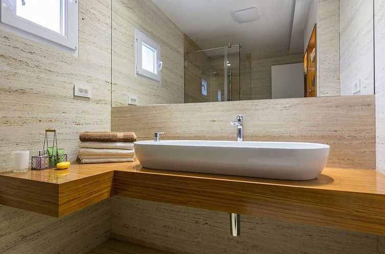 Vakantiehuis Luxuriöse Villa White Rose mit Pool in der Nä