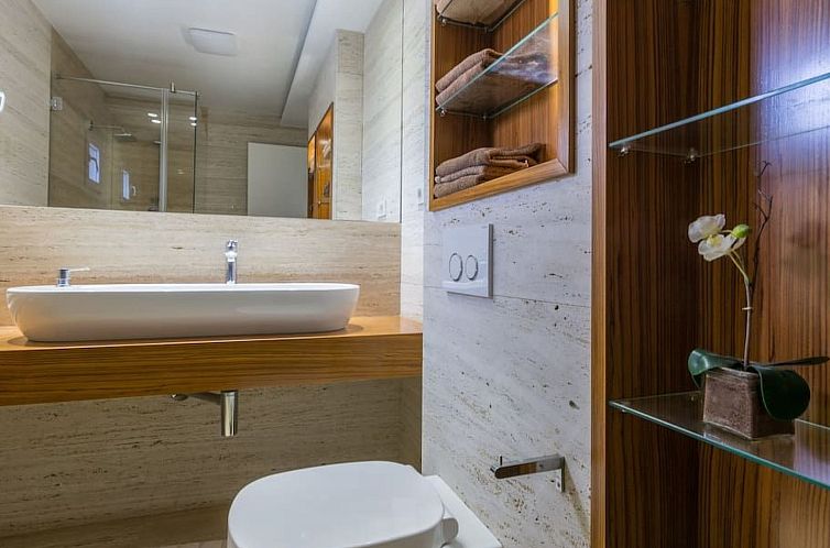 Vakantiehuis Luxuriöse Villa White Rose mit Pool in der Nä