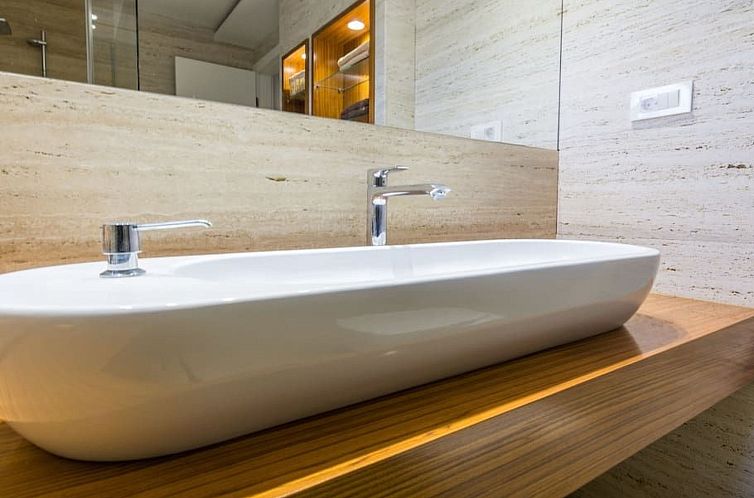 Vakantiehuis Luxuriöse Villa White Rose mit Pool in der Nä