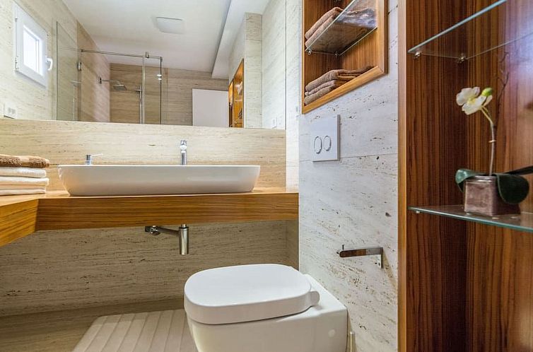 Vakantiehuis Luxuriöse Villa White Rose mit Pool in der Nä