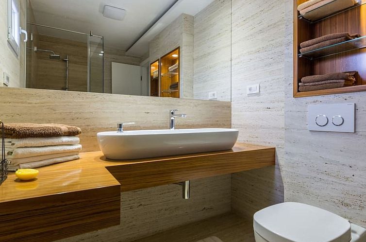 Vakantiehuis Luxuriöse Villa White Rose mit Pool in der Nä