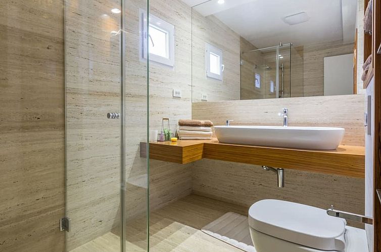 Vakantiehuis Luxuriöse Villa White Rose mit Pool in der Nä