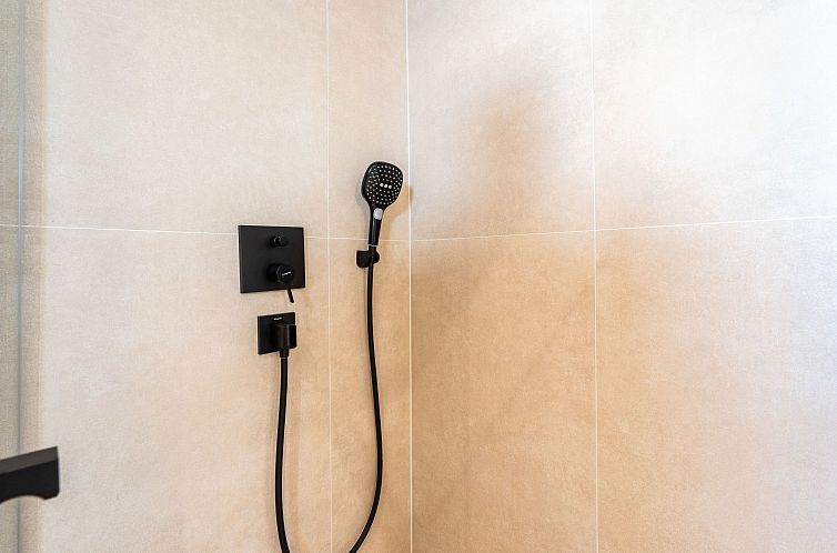 Appartement Vier-Schlafzimmer-Wohnung Dantela mit Tauchbecke