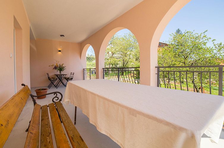 Appartement "Raspolic" mit Terrasse