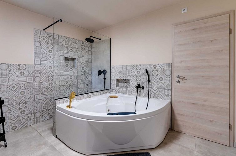 Vakantiehuis Ferienvilla mit Pool, ruhige Aria