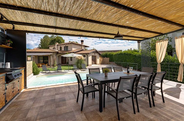 Vakantiehuis Ferienvilla mit Pool, ruhige Aria