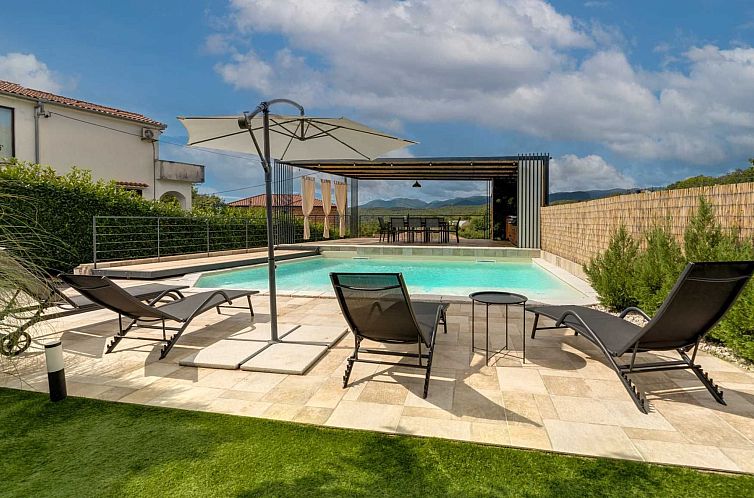 Vakantiehuis Ferienvilla mit Pool, ruhige Aria