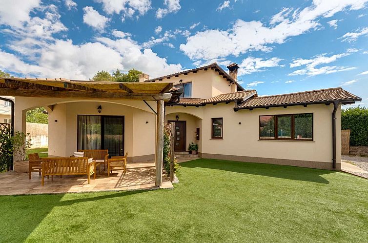 Vakantiehuis Ferienvilla mit Pool, ruhige Aria