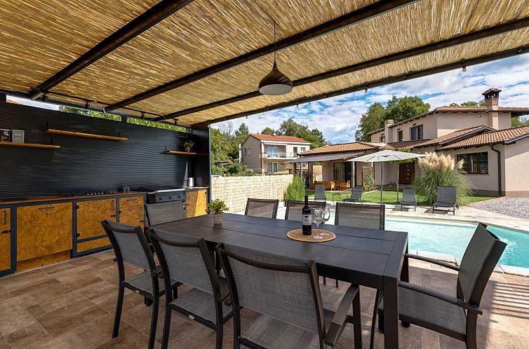 Vakantiehuis Ferienvilla mit Pool, ruhige Aria