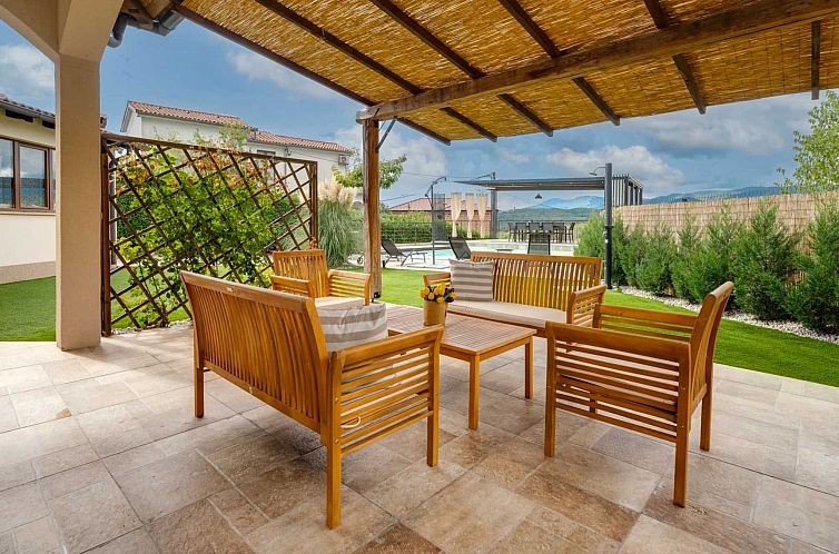 Vakantiehuis Ferienvilla mit Pool, ruhige Aria