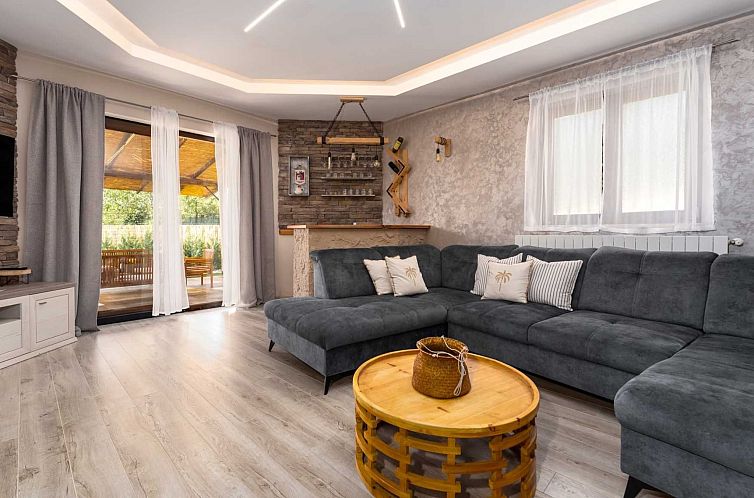 Vakantiehuis Ferienvilla mit Pool, ruhige Aria