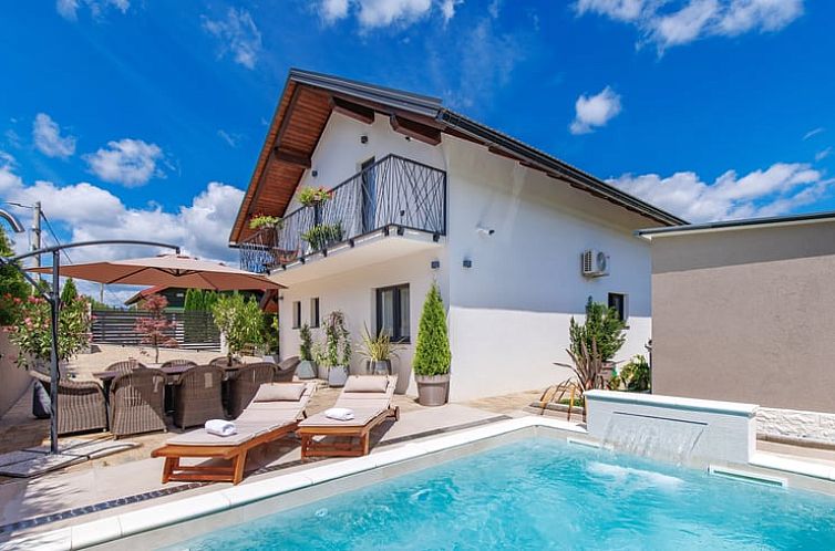 Vakantiehuisje in Fuzine biedt een prachtig zwembad en terras, ideaal voor een ontspannen vakantie in Kvarner, Kroatie.