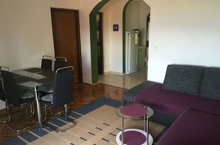 Appartement mit einer überdachten Terrasse