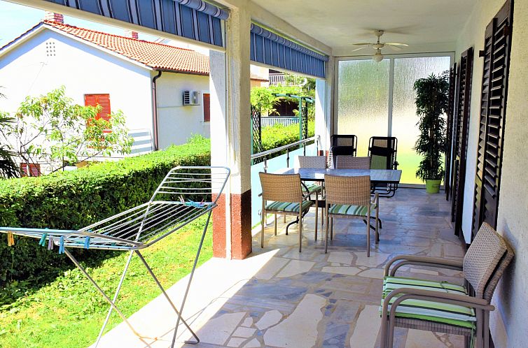 Appartement mit einer überdachten Terrasse