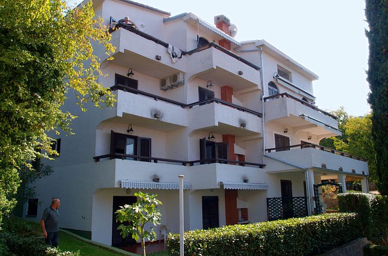 Appartement Wohnung in Njivice mit Terrasse und Garten