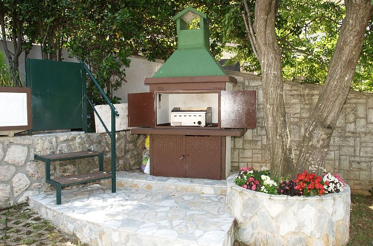 Appartement Wohnung in Njivice mit Terrasse und Garten