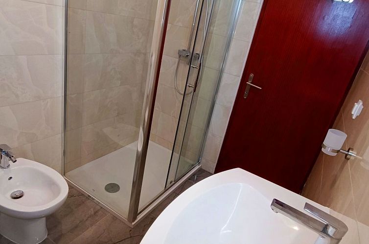 Appartement mit einem privaten Balkon mit Meerblick
