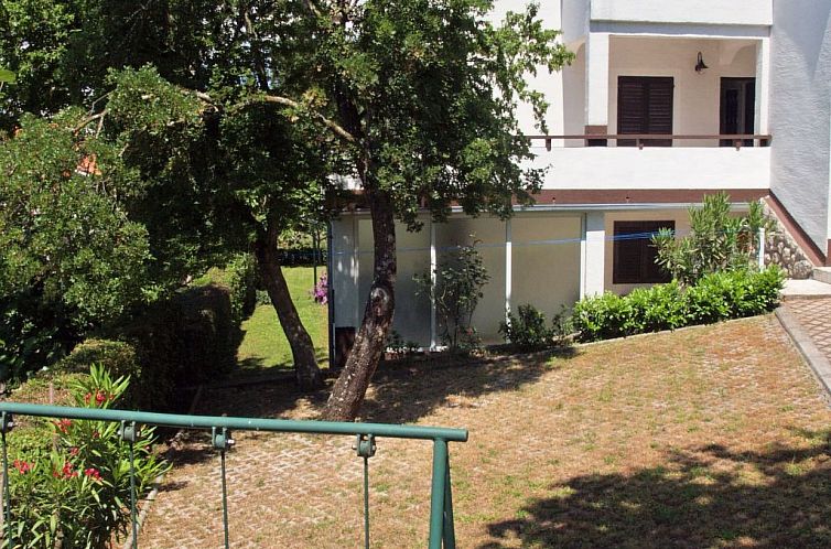 Appartement mit einer überdachten Terrasse