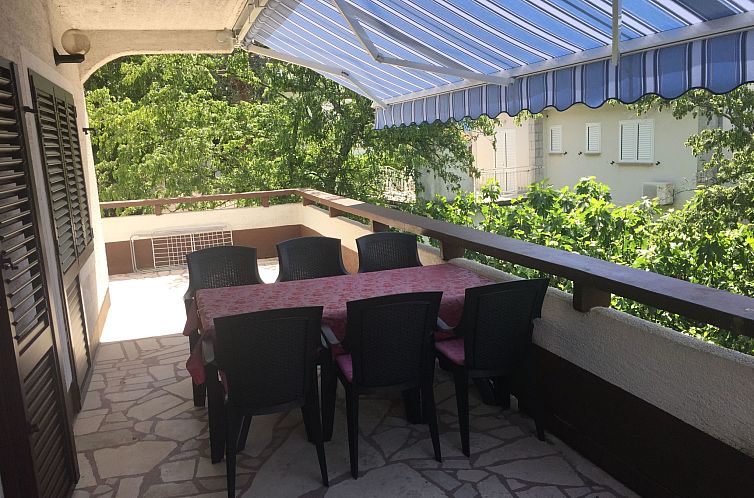 Appartement mit einer überdachten Terrasse