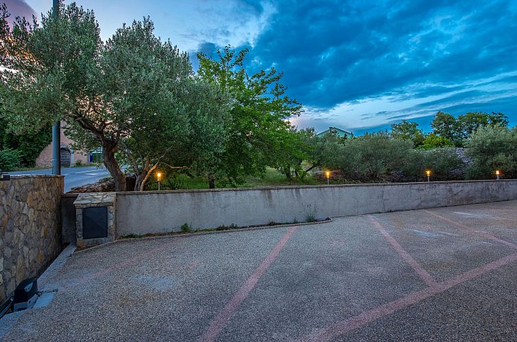 Appartement Geräumige Wohnung in Krk mit Garten und Terrass