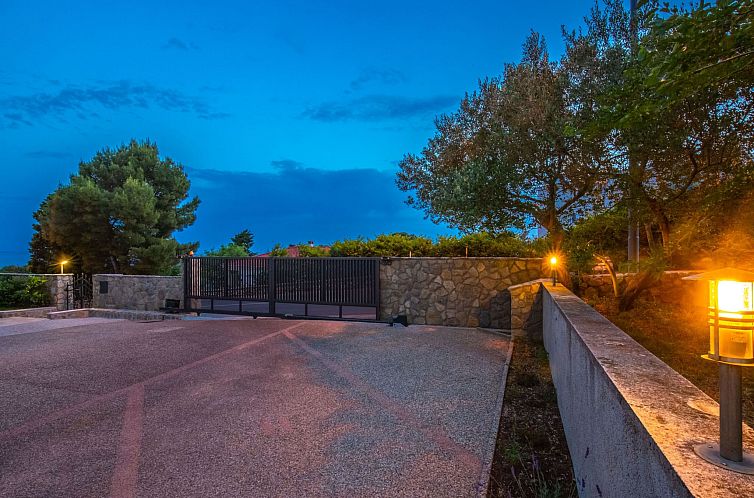 Appartement Geräumige Wohnung in Krk mit Garten und Terrass