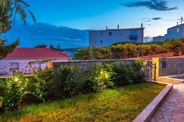 Appartement Geräumige Wohnung in Krk mit Garten und Terrass