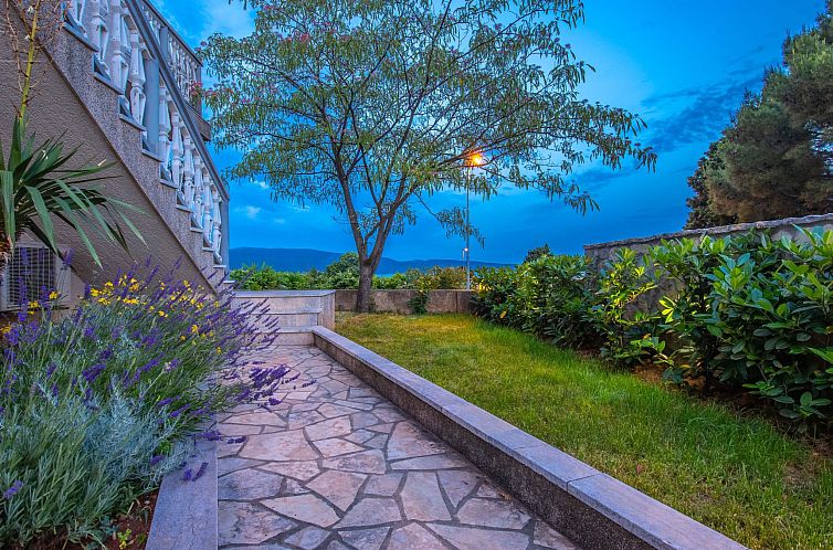 Appartement Geräumige Wohnung in Krk mit Garten und Terrass