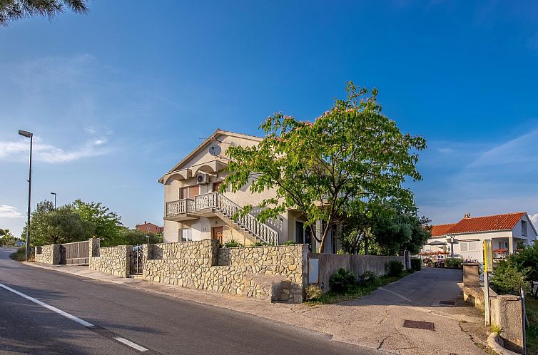 Appartement Geräumige Wohnung in Krk mit Garten und Terrass