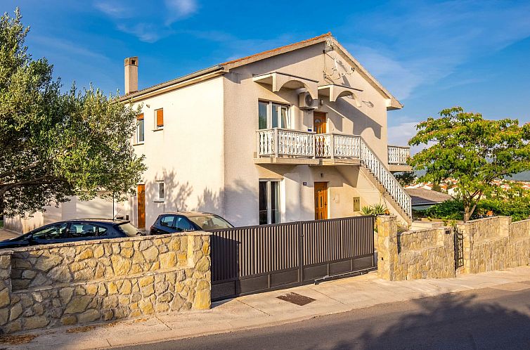 Appartement Geräumige Wohnung in Krk mit Garten und Terrass