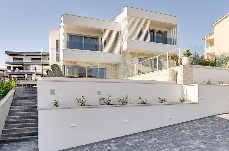 Vakantiehuis Neue moderne Villa "Smokva 1" mit Pool