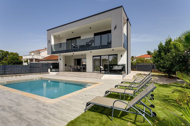 Vakantiehuis Schöne neue Villa mit Pool in Strandnähe