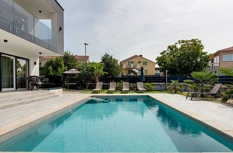 Vakantiehuis Schöne neue Villa mit Pool in Strandnähe