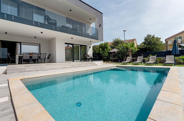 Vakantiehuis Schöne neue Villa mit Pool in Strandnähe