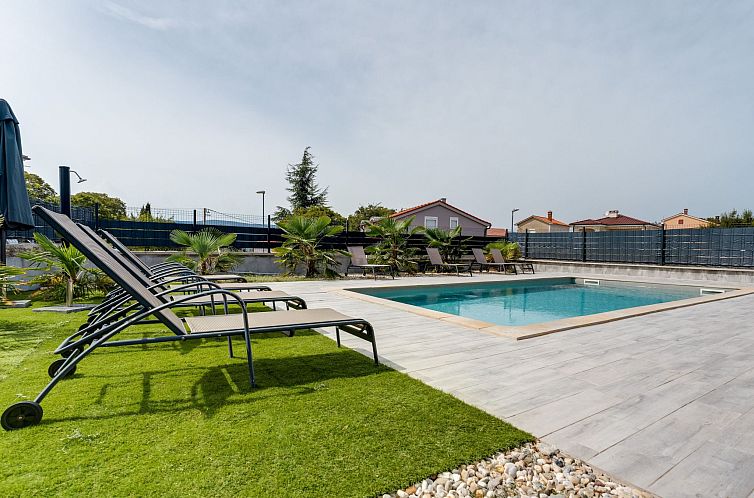 Vakantiehuis Schöne neue Villa mit Pool in Strandnähe