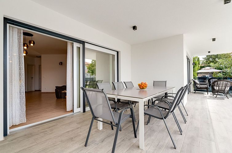 Vakantiehuis Schöne neue Villa mit Pool in Strandnähe