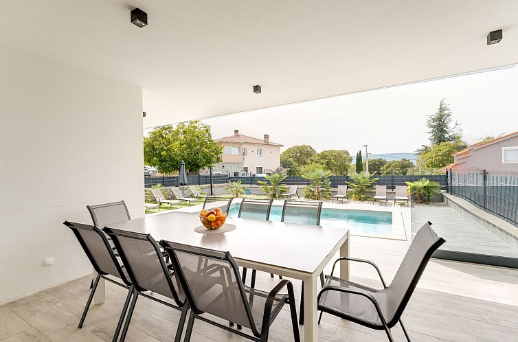 Vakantiehuis Schöne neue Villa mit Pool in Strandnähe
