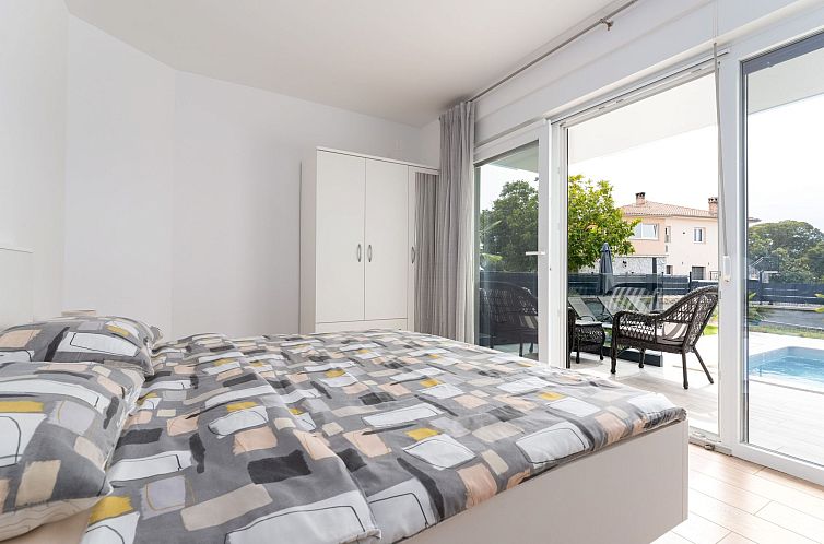 Vakantiehuis Schöne neue Villa mit Pool in Strandnähe
