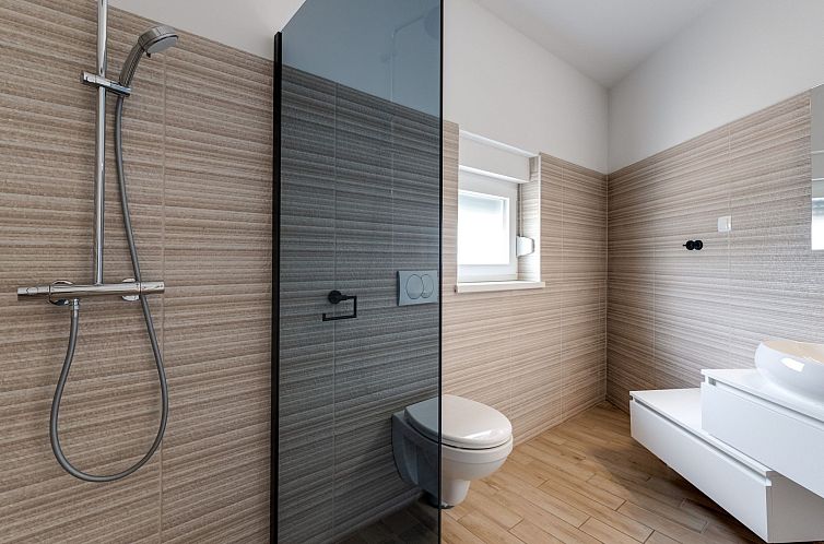 Vakantiehuis Schöne neue Villa mit Pool in Strandnähe
