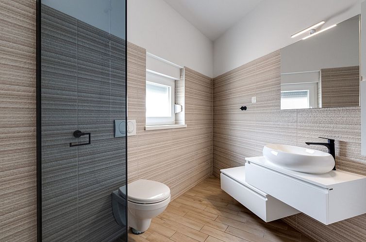 Vakantiehuis Schöne neue Villa mit Pool in Strandnähe