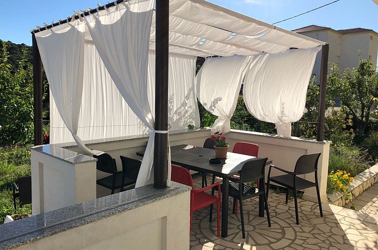 Guest house 1048520 - Apartment Kvarner - Appartement Erdgeschosswohnung mit Terrasse für sechs Perso