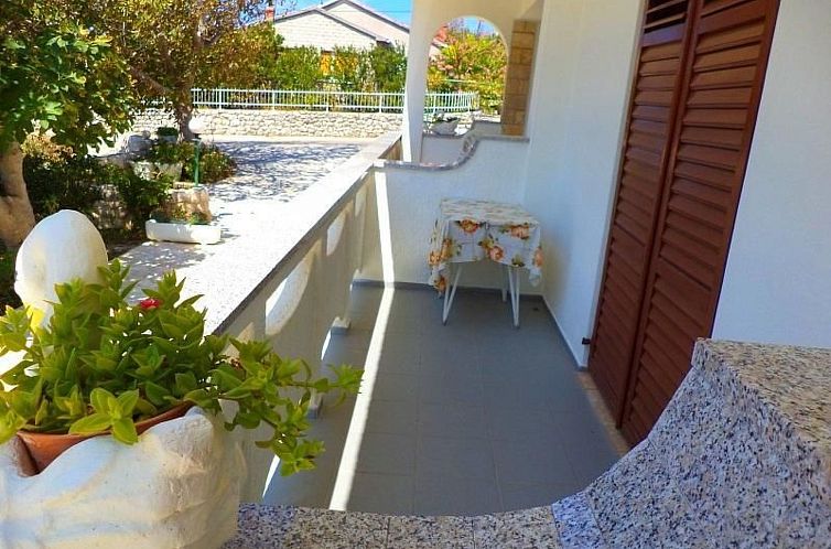 Appartement in Kampor mit Privatparkplatz