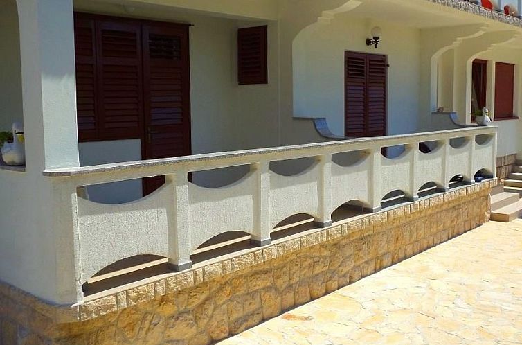 Appartement in Kampor mit Privatparkplatz