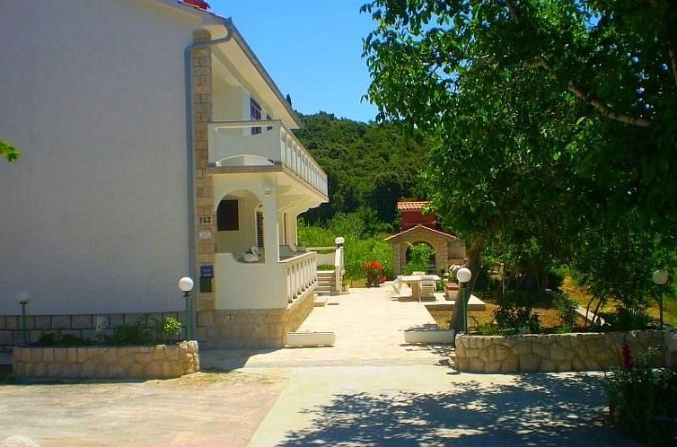 Appartement in Kampor mit Privatparkplatz