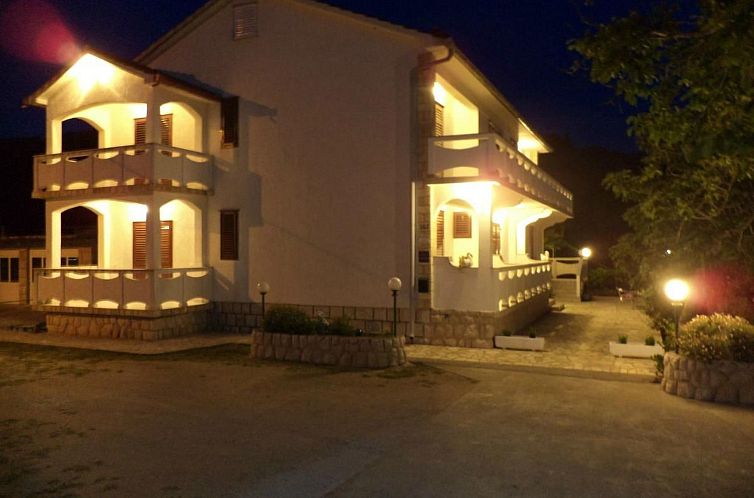 Appartement in Kampor mit Privatparkplatz