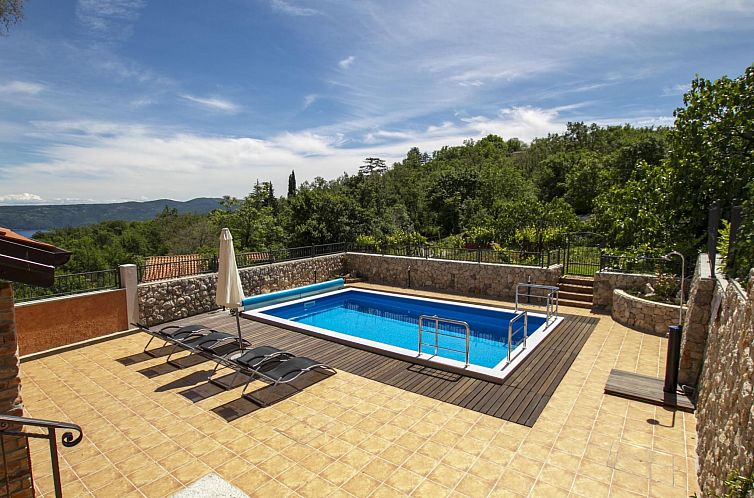 Vakantiehuis Geräumiges Ferienhaus in Brseč mit Privatem P