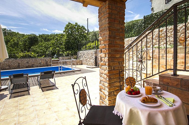 Vakantiehuis Geräumiges Ferienhaus in Brseč mit Privatem P